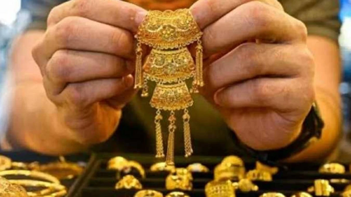 سعر الذهب يسجل أدنى مستوى منذ 8 يناير الماضي.. نقيب الجواهرجية يكشف توقعاته للفترة المتبقية من العام